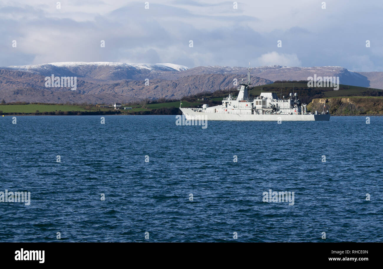 Irische Kriegsschiff LÉ William Butler Yeats vor Anker in Bantry Hafen mit Schnee caped Hügel im Hintergrund. Stockfoto