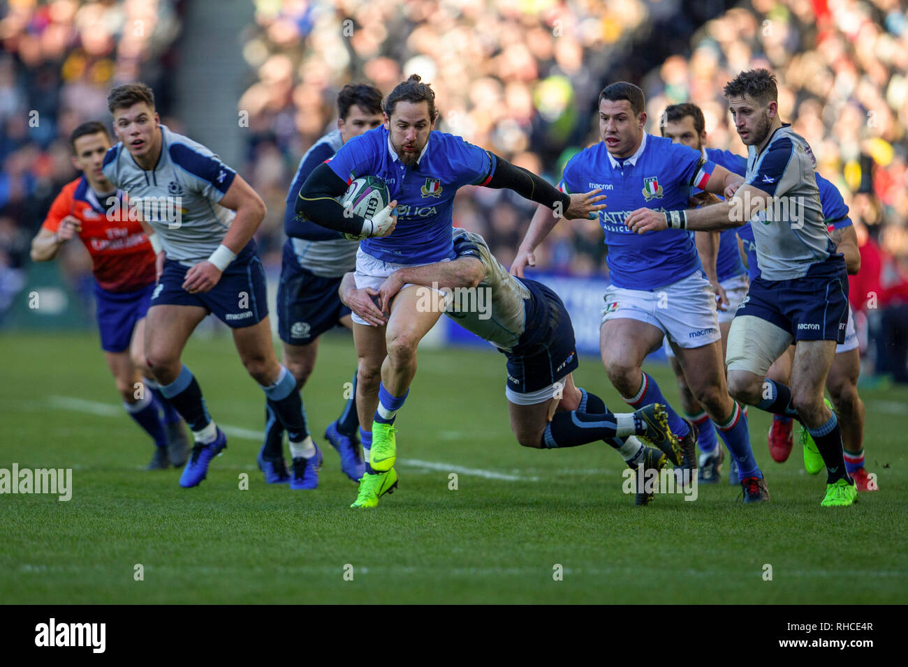 Das Stadion Murrayfield, Edinburgh, Großbritannien. 2 Feb, 2019. Guinness Rugby Six Nations Championship, Schottland und Italien; Michele Campagnaro von Italien in Angriff genommen wird: Aktion plus Sport/Alamy leben Nachrichten Stockfoto