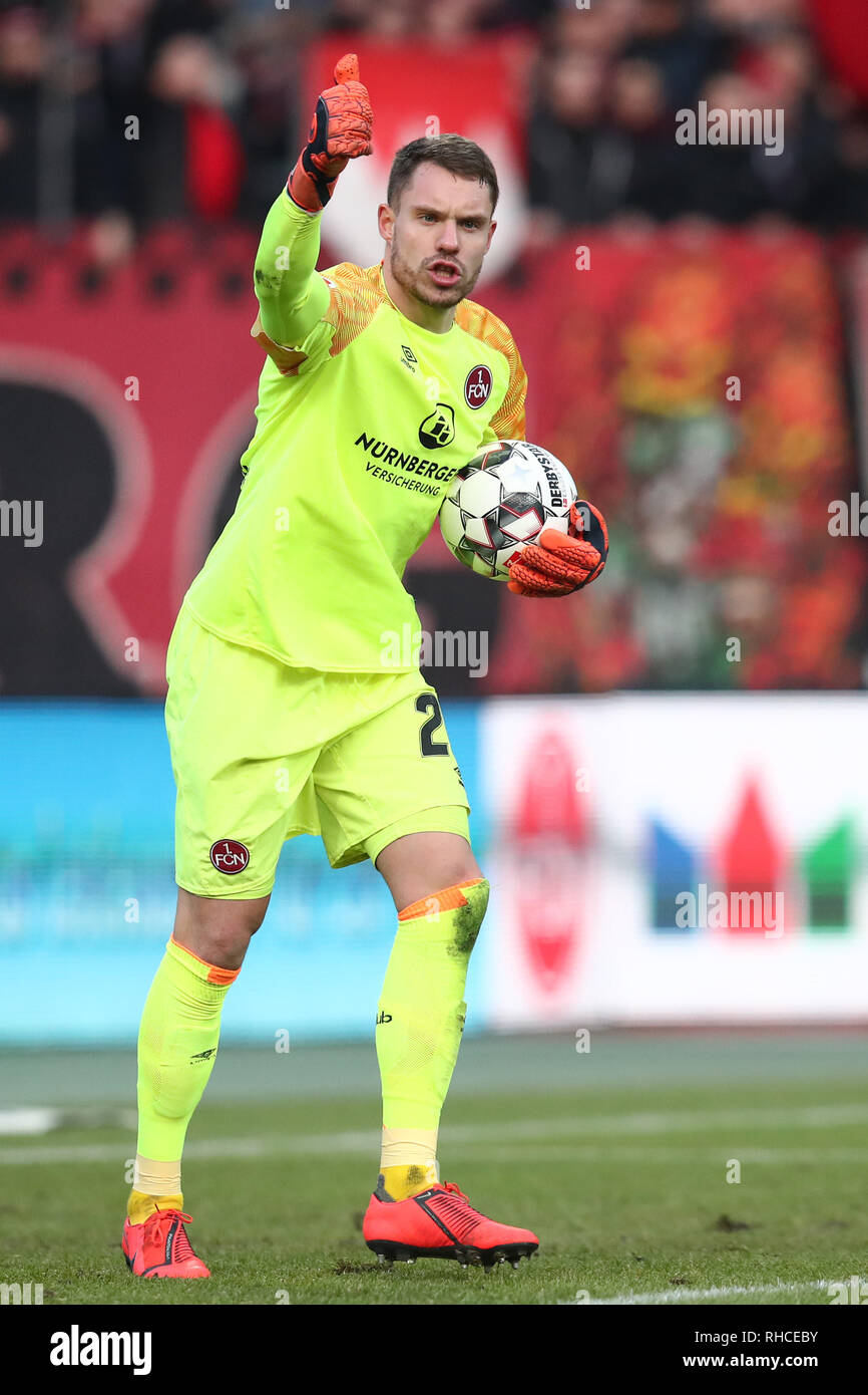 Deutschland. 02 Februar 2019, Bayern, Nürnberg: Fußball: Bundesliga, 1.FC Nürnberg - Werder Bremen, den 20. Spieltag in Max Morlock Stadion. Nürnberg Torwart Christian Mathenia wirft seinen Daumen. Foto: Daniel Karmann/dpa - WICHTIGER HINWEIS: In Übereinstimmung mit den Anforderungen der DFL Deutsche Fußball Liga oder der DFB Deutscher Fußball-Bund ist es untersagt, zu verwenden oder verwendet Fotos im Stadion und/oder das Spiel in Form von Bildern und/oder Videos - wie Foto Sequenzen getroffen haben. Quelle: dpa Picture alliance/Alamy Leben Nachrichten Quelle: dpa Picture alliance/Alamy leben Nachrichten Stockfoto