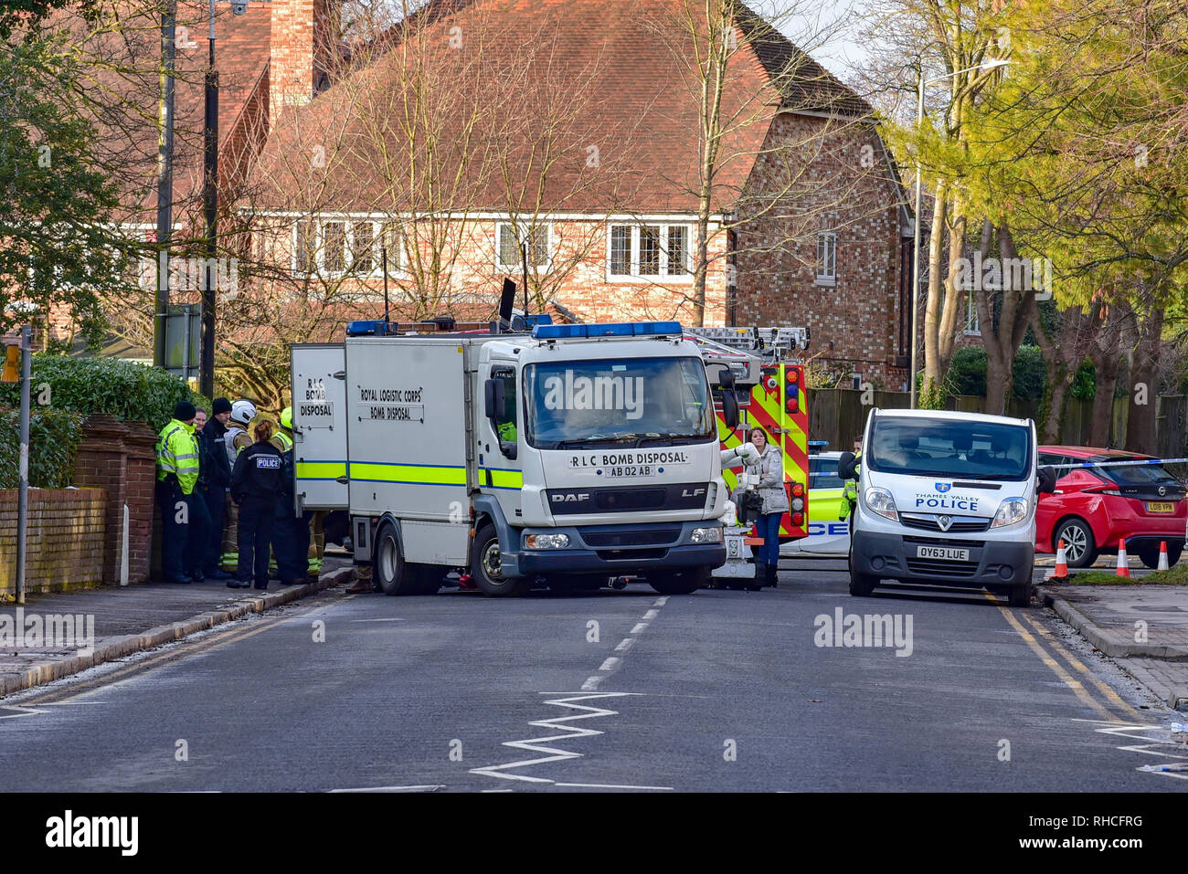 Beaconsfield, Großbritannien. 2. Februar 2019. Thames Valley Police wurden der Nationwide Building Society rief gegen 08:45 Uhr GMT heute zu berichten, dass ein Geldautomat beschädigt worden war und ein verdächtiges Gerät wurde entfernt. Niemand wurde verletzt und der Beseitigung von Explosivstoffen Einheit sind auch auf der Bühne der Beurteilung des Geräts. Credit: Peter Manning/Alamy Live News Credit: Peter Manning/Alamy leben Nachrichten Stockfoto