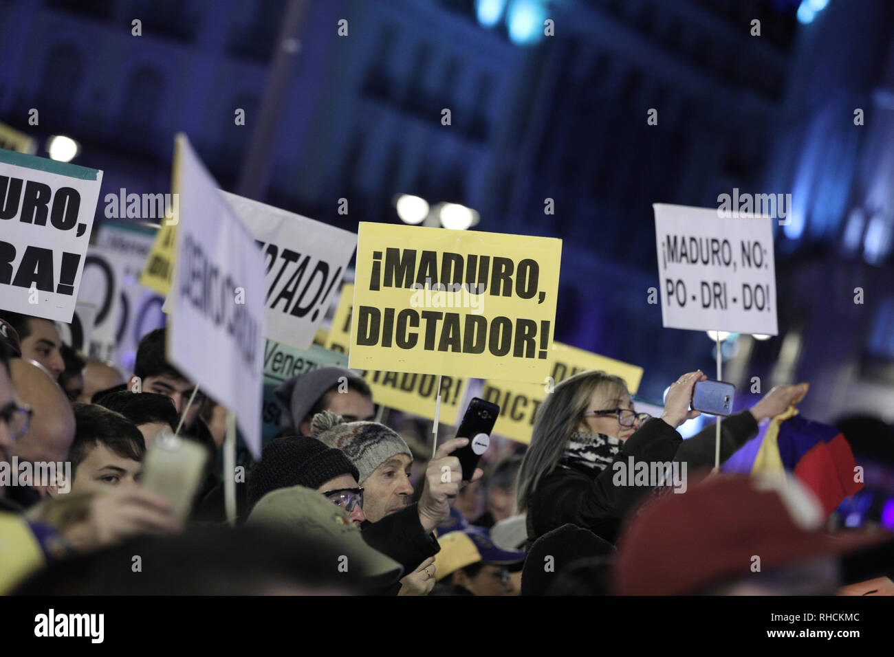 Madrid, Spanien. 2. Feb 2019. Demonstranten mit Bannern auf der Puerta del Sol in Madrid am Nachmittag eine weitere Demonstration für Juan Guaidó die Anerkennung als interimistischer Präsident von Venezuela Credit: Jesús Hellin/Alamy Live News Express gehostet Stockfoto