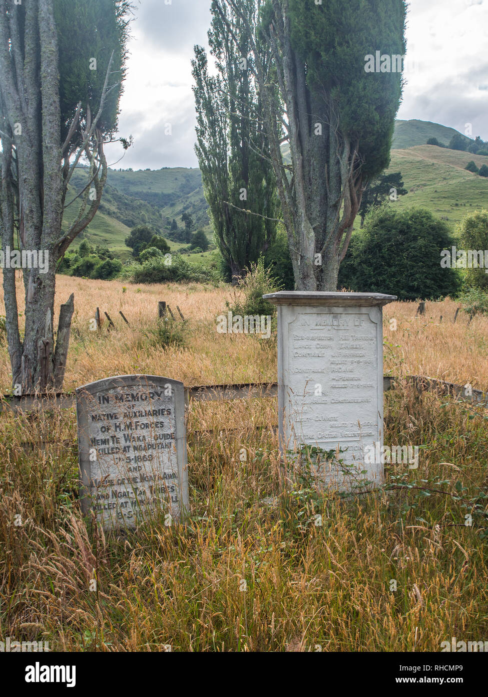 Zwei memorial Grabsteine für die Soldaten der Regierung getötet Mai 1869 durch Tuhoe Krieger Widerstand gegen die Invasion, Ruatahuna, Te Urewera, North Island, Neuseeland Stockfoto