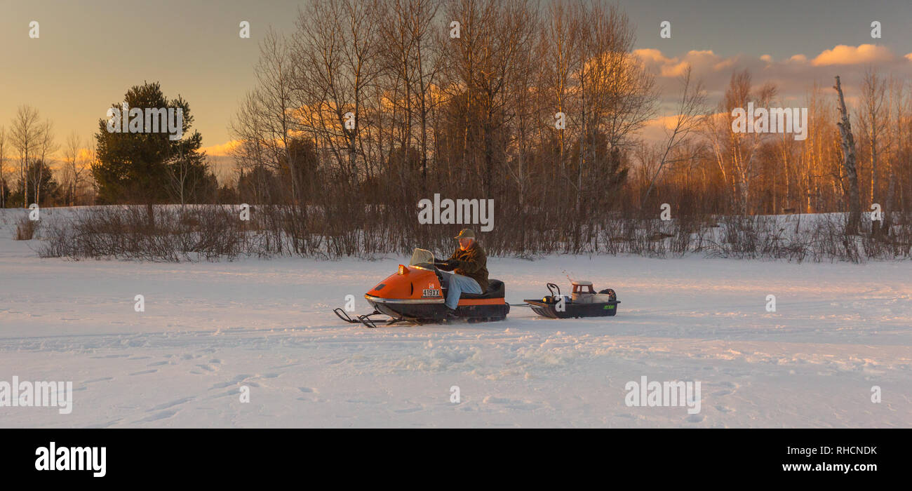 Eis Fischer fahren ein Jahrgang 1970 AMF Mark V 400 Ski-Daddler Schneemobil. Stockfoto Eis Fischer fahren ein Jahrgang 1970 AMF Mark V 400 Ski-Daddler Schneemobil. Stockfoto