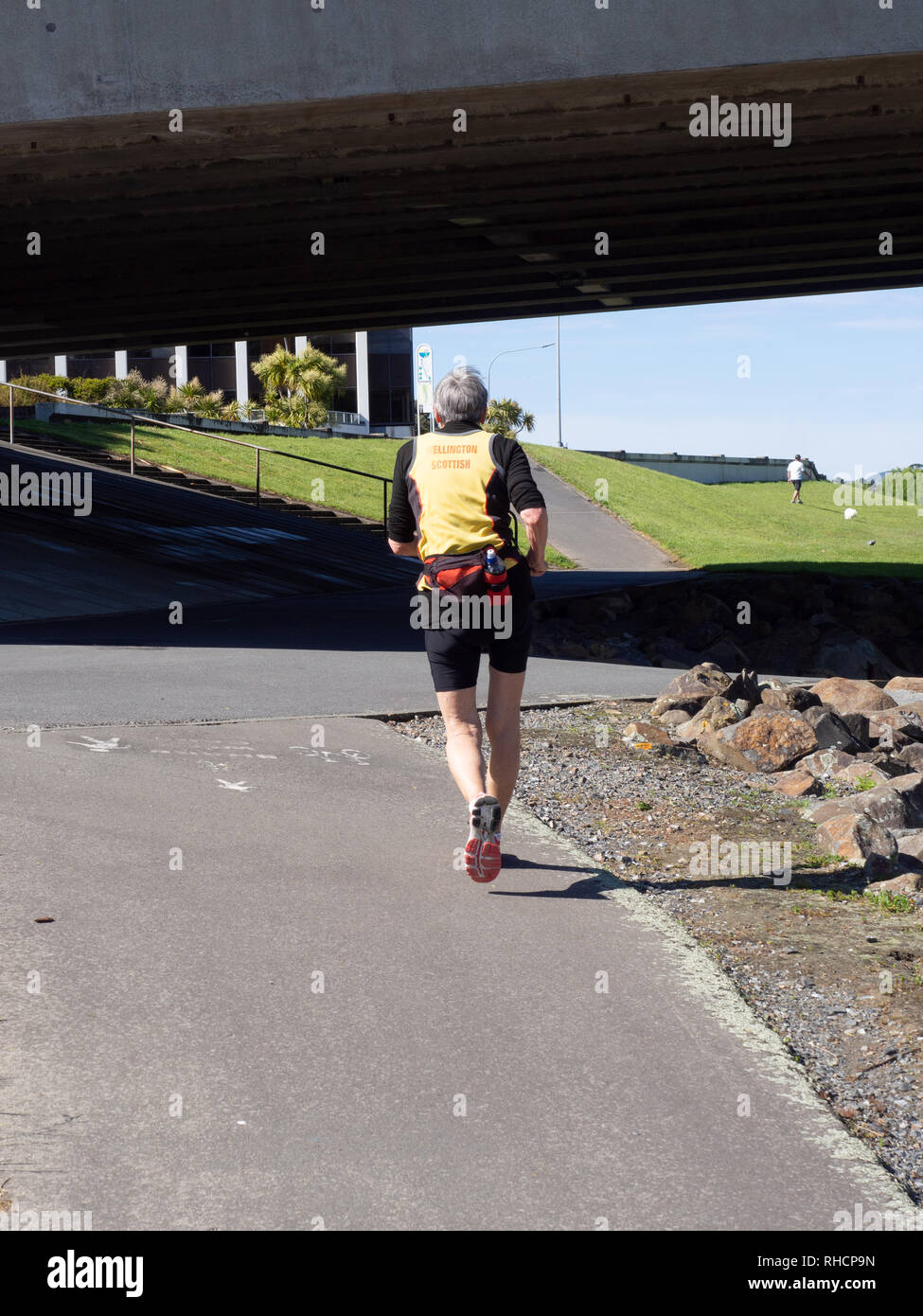 Alte Person, die auf dem Gehsteig in Lower Hutt Stockfoto