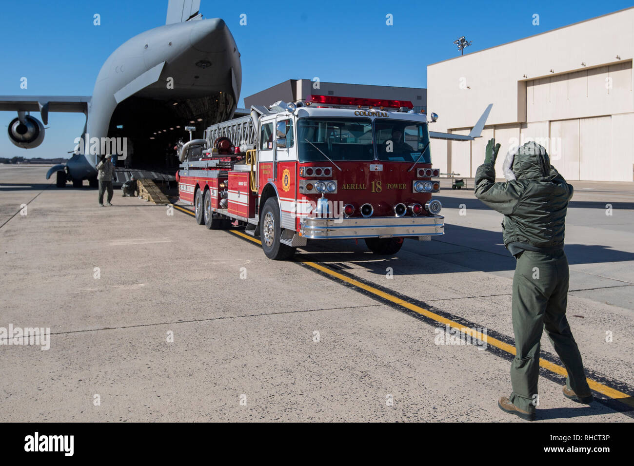 Us-Flieger Tech Sgt. Brittney Kelly, ein Ausbilder last Master mit der 732 . Airlift Squadron, führt ein Feuerwehrauto auf eine C-17 auf gemeinsamer Basis Mcguire-Dix - Lakehurst, New Jersey, 31.01.2018. Die 732 . transportiert ein Feuerwehrauto, von der Hamilton Twp gespendet., Bezirk 8 Feuerwehr, die freiwillige Feuerwehr in Managua, Nicaragua. (U.S. Air Force Foto: Staff Sgt. Sean M Evans) Stockfoto