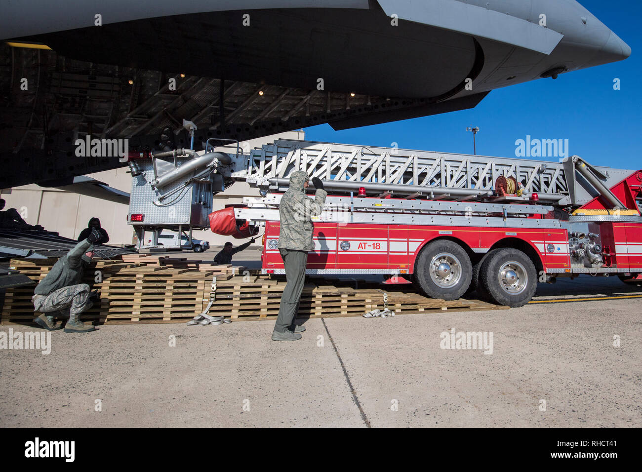 Us-Flieger mit der Antenne Anschluss 305th Squadron und 732 . Airlift Squadron, Guide ein Feuerwehrauto auf eine C-17 auf gemeinsamer Basis Mcguire-Dix - Lakehurst, New Jersey, 31.01.2018. Die 732 . transportiert ein Feuerwehrauto, von der Hamilton Twp gespendet., Bezirk 8 Feuerwehr, die freiwillige Feuerwehr in Managua, Nicaragua. (U.S. Air Force Foto: Staff Sgt. Sean M Evans) Stockfoto