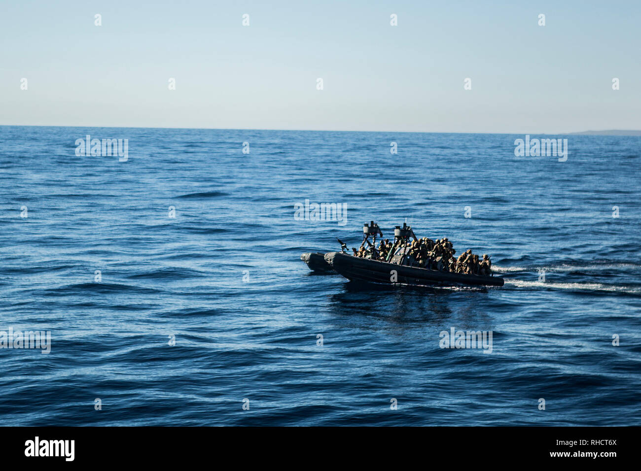 190123-M-QP 663-0178 PAZIFISCHEN OZEAN (Jan. 23, 2019) starre Hülle aufblasbare Boote fahren neben dem Harpers Ferry-Klasse amphibische Landung dock Schiff USS Harpers Ferry (LSD 49). Die Marinesoldaten und Matrosen der 11 MEU führen routinemäßige Vorgänge als Teil der USS Boxer Amphibious Ready Group (ARG) im östlichen Pazifik. (U.S. Marine Corps Foto von Cpl. Adam Dublinske) Stockfoto