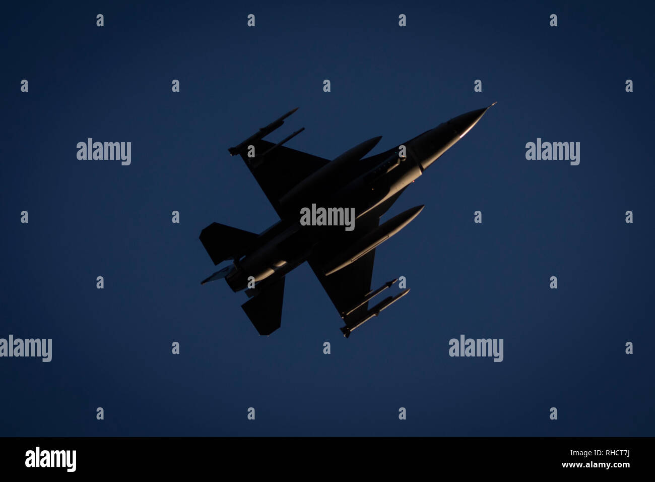 Ein US Air Force F-16C Fighting Falcon mit 119 die New Jersey Air National Guard Fighter Squadron führt eine Machtdemonstration Vorbeiflug während schließen Air Support Training auf Warren Grove, New Jersey, 31.01.2019. New Jersey TACP Flieger mit A-10 Thunderbolt II C Flugzeuge von der Maryland ausgebildet sowie F-16C Fighting Falcons aus der eigenen 119 New Jersey Jagdgeschwader trotz niedrigen Temperaturen aufgrund einer Polarwirbel. Die polaren Wirbels ist das rückwärtsrollen arktische Luft über den Nordosten der Vereinigten Staaten. (U.S. Air National Guard Foto von Master Sgt. Matt Hecht) Stockfoto