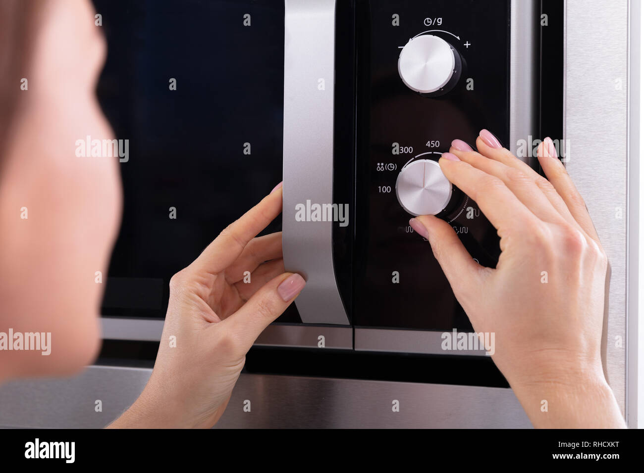 Nahaufnahme von einer Frau Hand Einstellen der Temperatur von Mikrowelle  Stockfotografie - Alamy