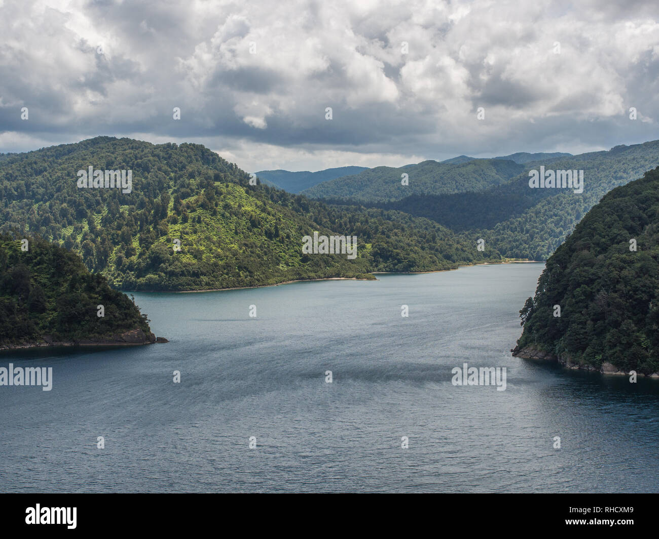 Ein Windstoß macht Wellen auf dem Wasser, Whanganui Einlass von Waikaremona Waihirere Bluff, See, Te Urewera National Park, North Island, Neuseeland Stockfoto