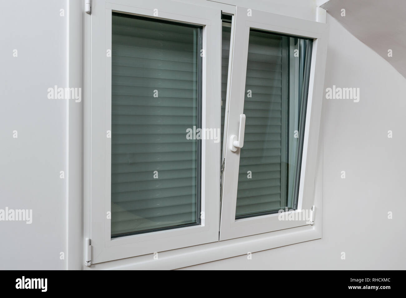 Doppel kippen und drehen Aluminium thermische Trennung Fenster mit den vertikalen Fliegengitter und Rolling Shutter, Flügel-fenster mit Europäischen nut Mechanismus Stockfoto