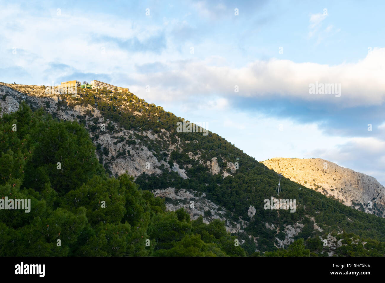 Athen, Griechenland - 26. Januar 2019: parnitha Berg mit casino Regency Mont-Parnes und Seilbahnen im Hintergrund Stockfoto