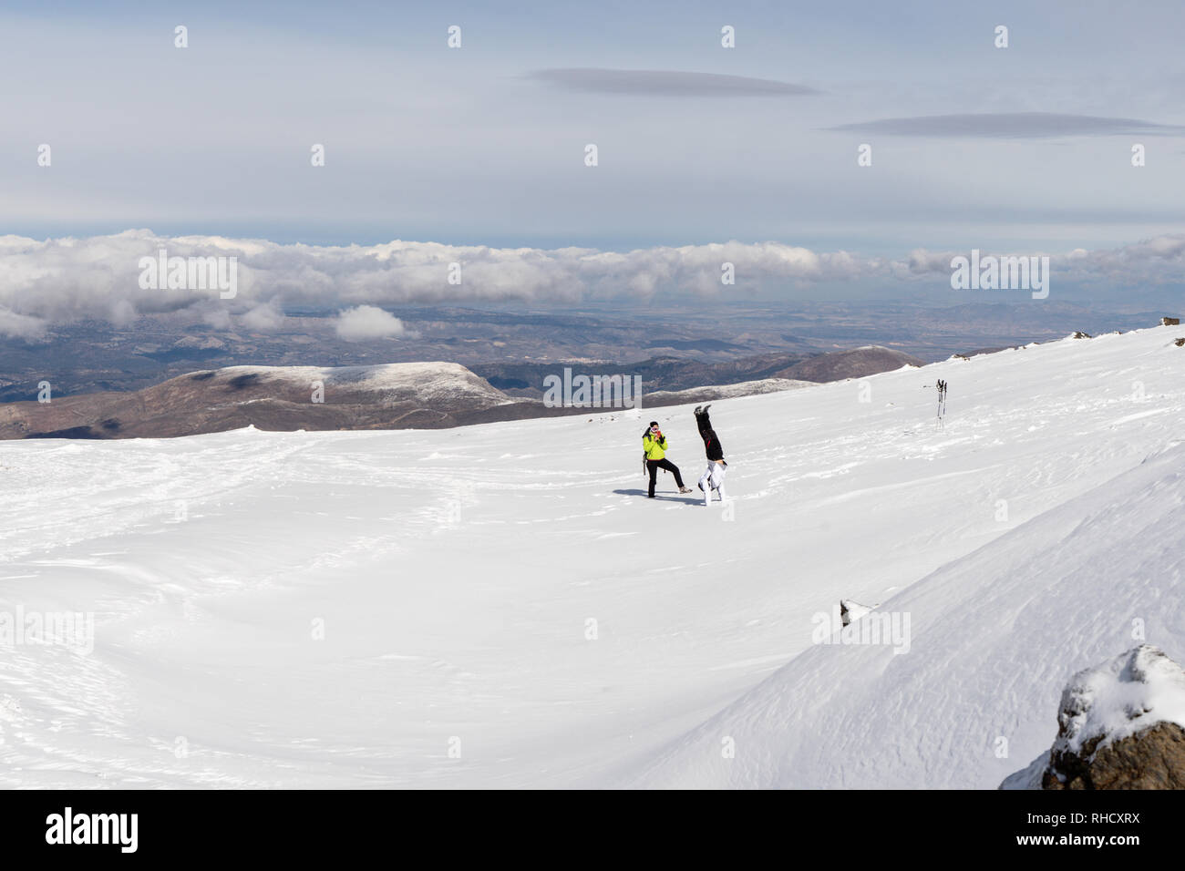 Die Menschen Spaß haben, Akrobatik zu tun in der Sierra Nevada. Stockfoto