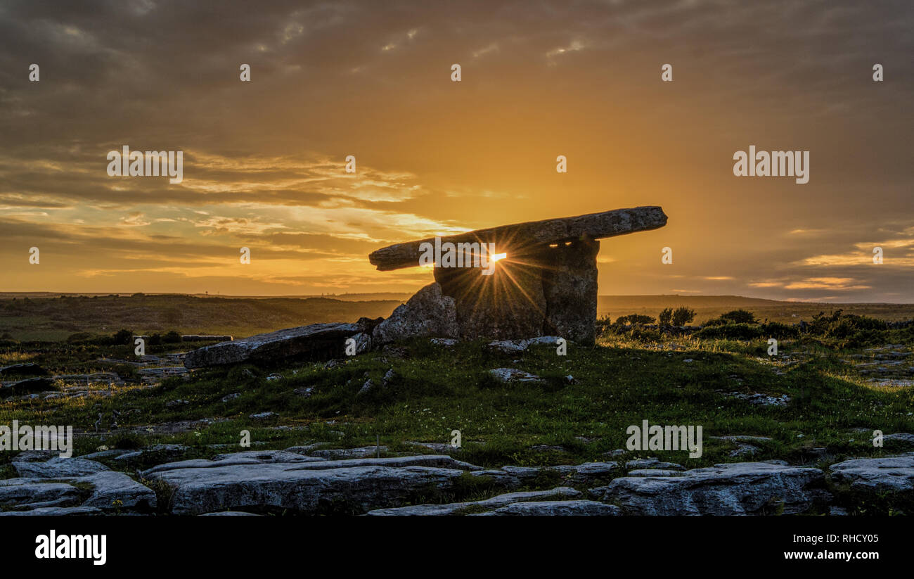 Poulnabrone Dolmen ist einer der kultigsten Irlands archäologischen Denkmäler. Stockfoto