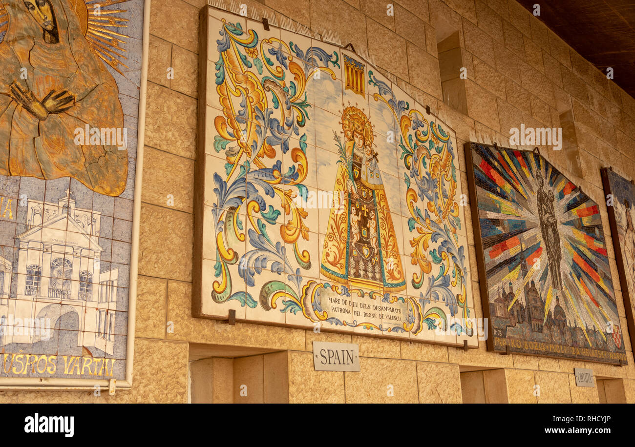 Spanische Kunstwerke von Maria in der Basilika der Verkündigung in Nazaret Stockfoto