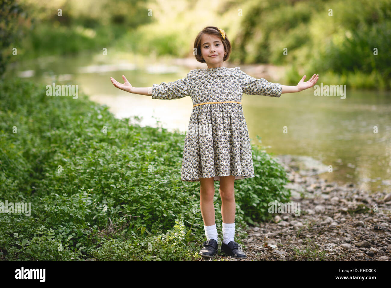 Kleine Mädchen in der Natur Strom tragen schöne Kleid Stockfoto
