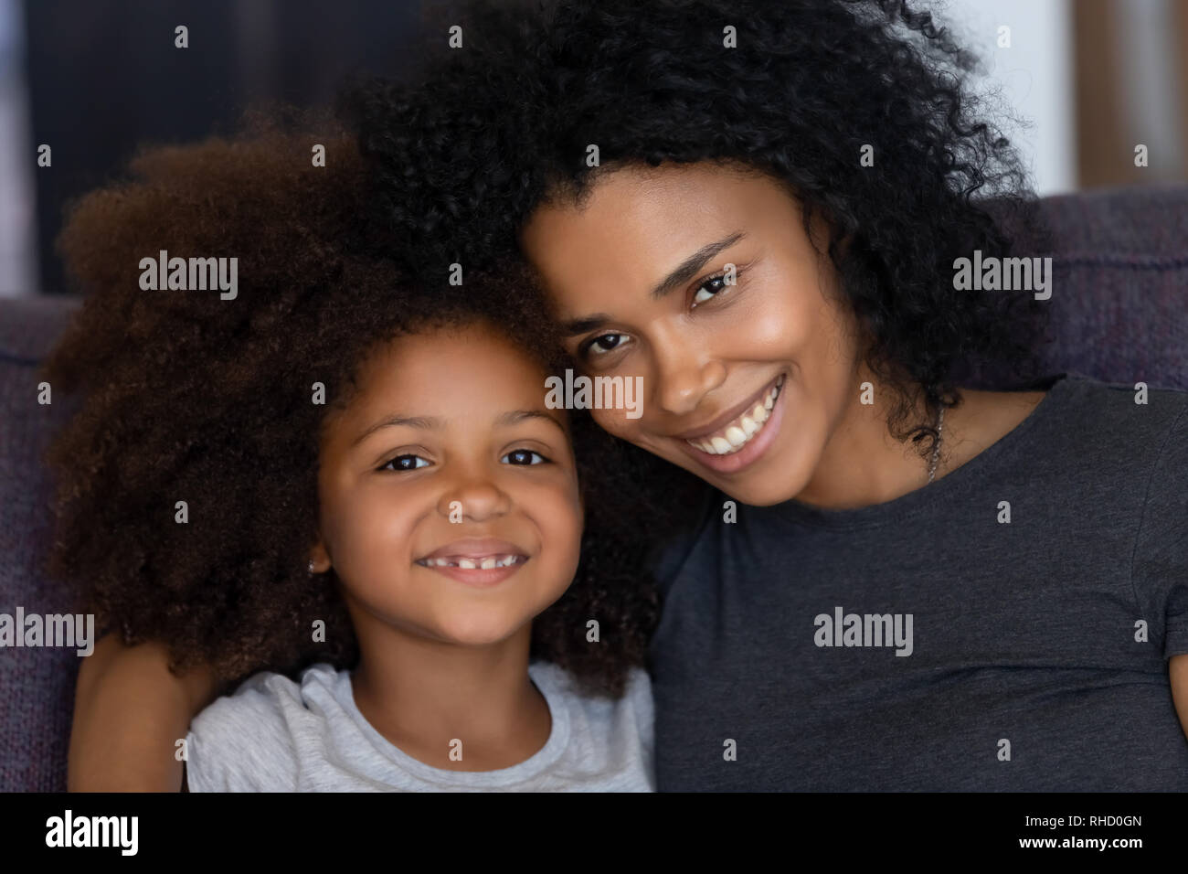 Cute afrikanischen Tochter mit schwarzen Mutter kleben an Kamera suchen Stockfoto