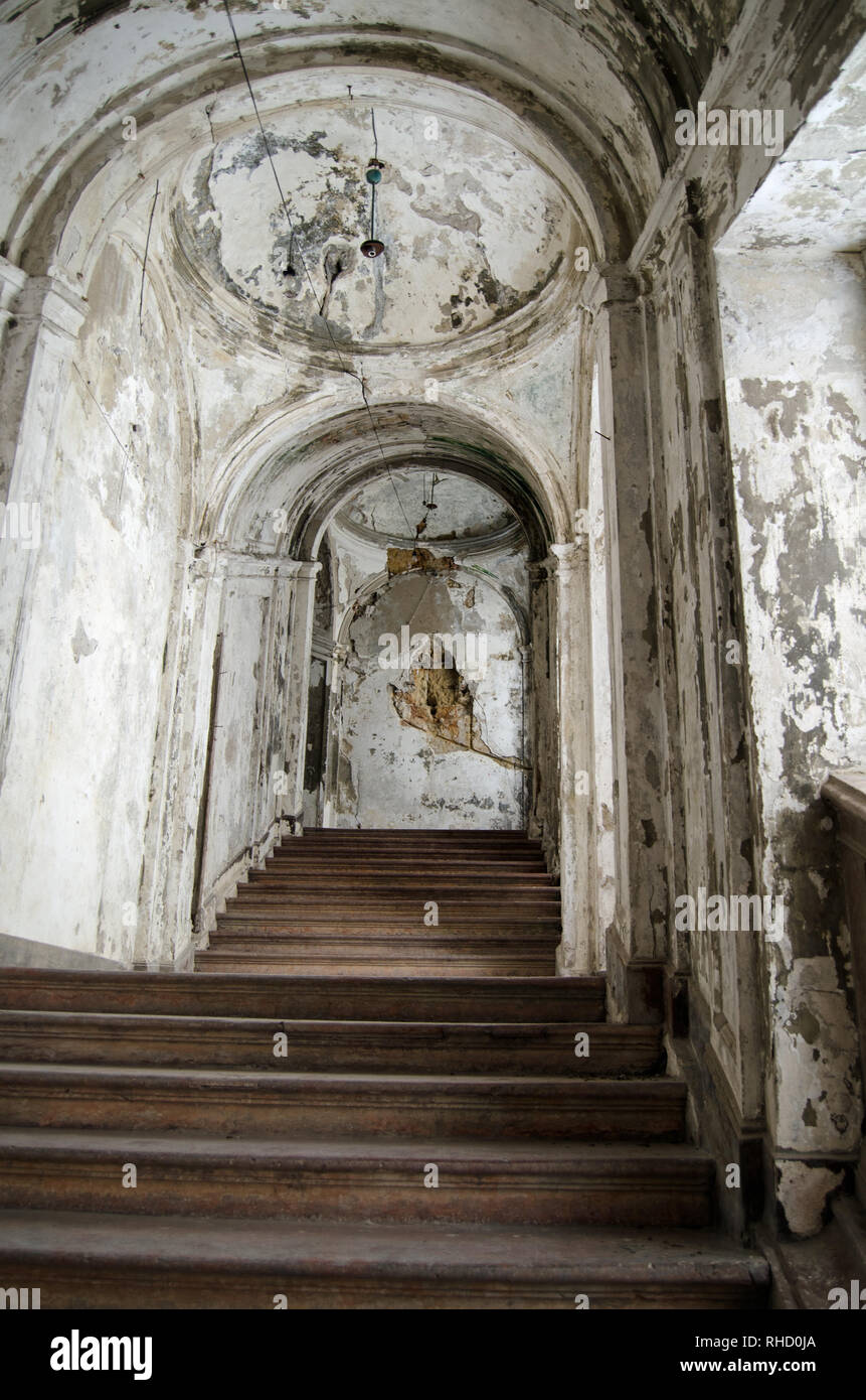 Blick auf die zerstörte Treppe der heruntergekommenen Palazzo Costantino in der historischen Altstadt von Palermo, Sizilien. Für die Öffentlichkeit und die Elemente öffnen. Stockfoto