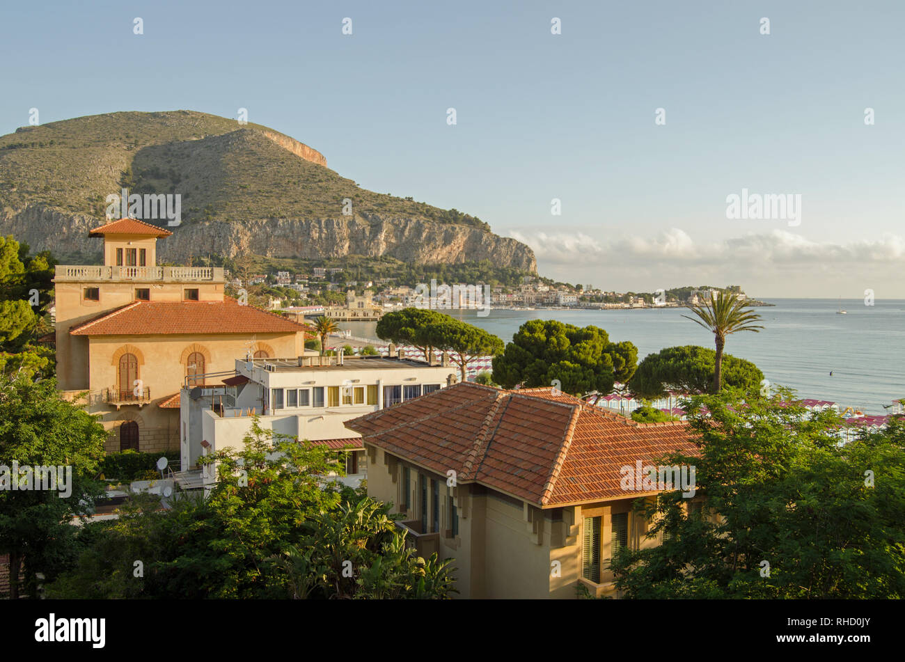 Blick über Strand Residenzen in die Bucht von Mondello, Palermo, Sizilien an einem sonnigen Sommermorgen. Stockfoto