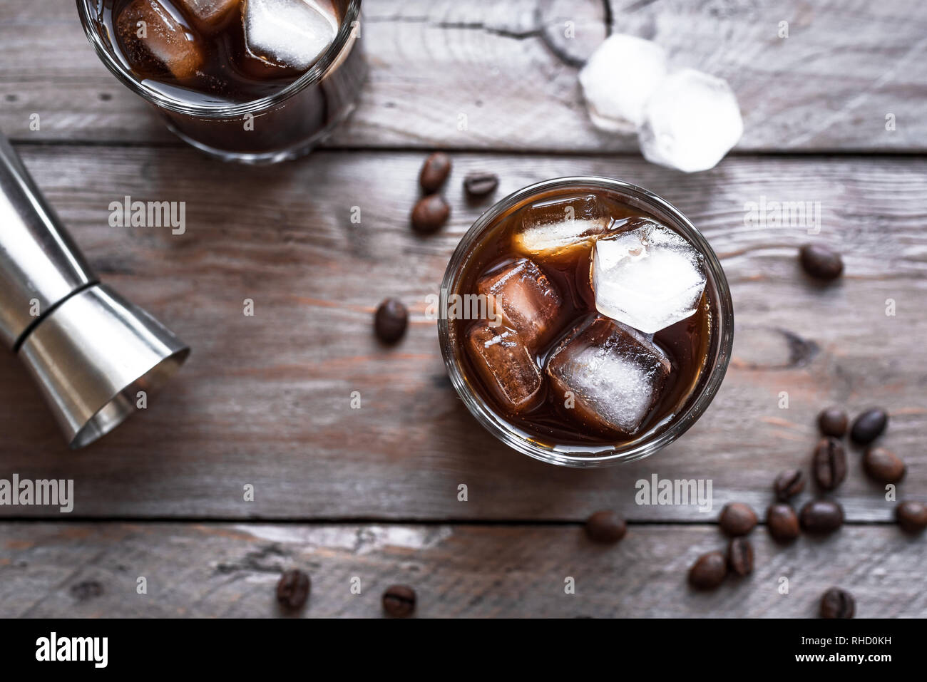 Schwarzer russischer Cocktail mit Wodka und Kaffeelikör. Hausgemachten Alkohol versoffenen Black Russian Drink mit Kaffeebohnen auf Holz- Hintergrund. Stockfoto