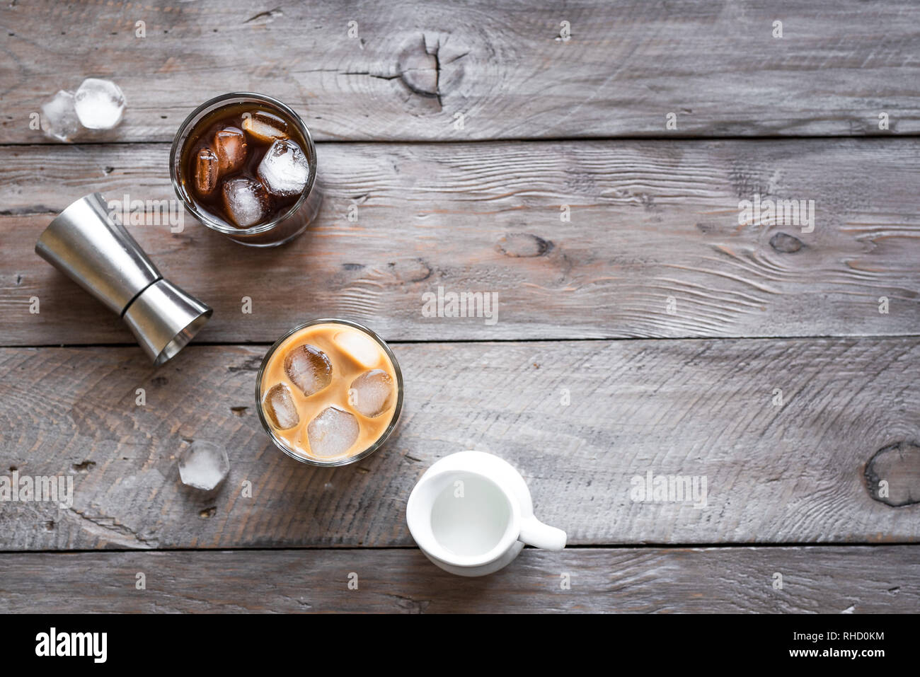 Black und White Russian Cocktails mit Wodka, Kaffeelikör und Creme. Hausgemachte Eistee Alkohol versoffenen Schwarzer russischer und White Russian trinken mit Kaffee b Stockfoto
