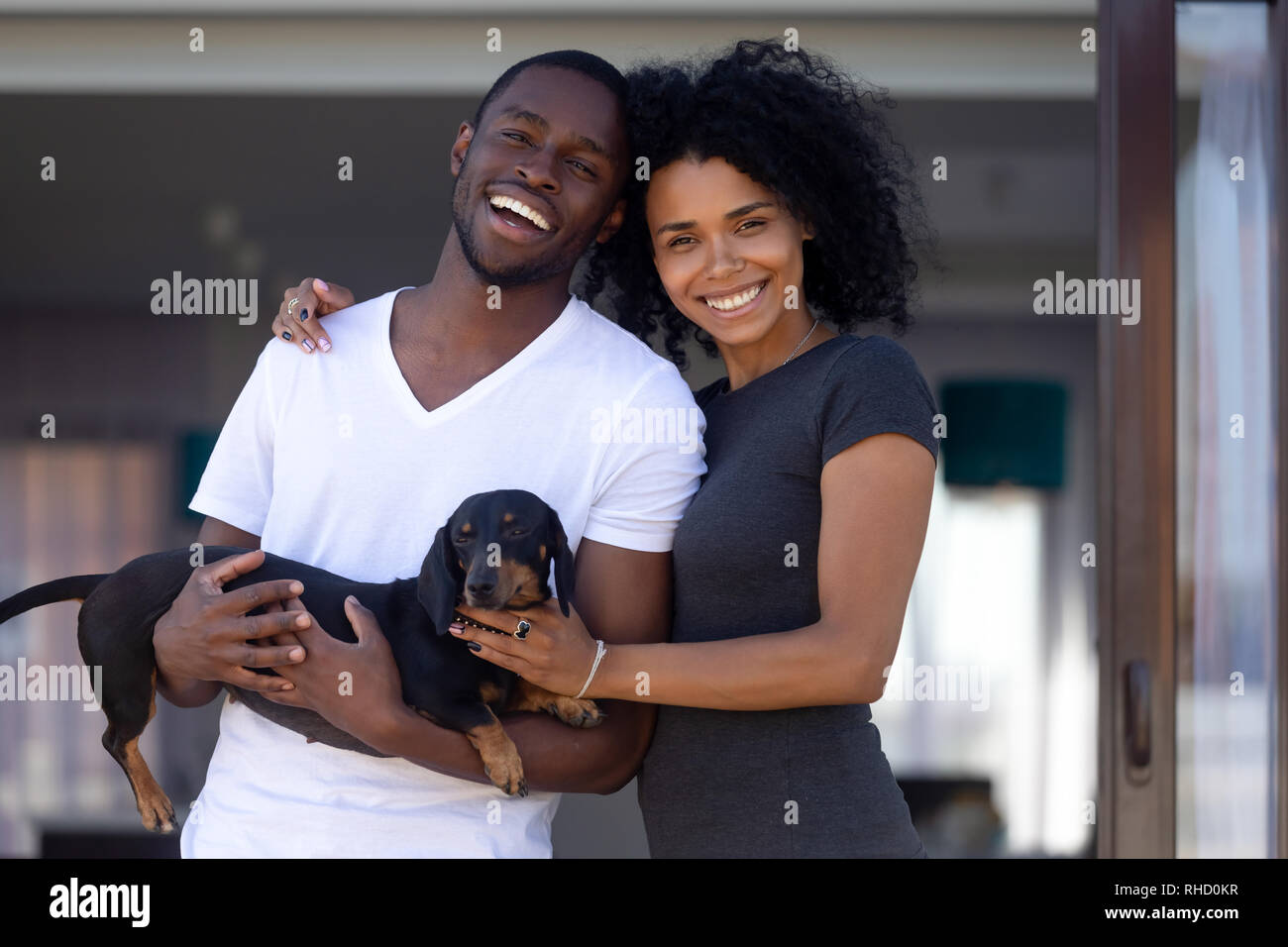 Gerne afrikanische tausendjährigen Paar Umarmung im Freien halten, Pet, Porträt Stockfoto