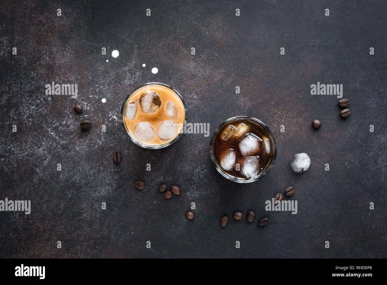 Black und White Russian Cocktails mit Wodka, Kaffeelikör und Creme. Hausgemachte Eistee Alkohol versoffenen Schwarzer russischer und White Russian trinken mit Kaffee b Stockfoto