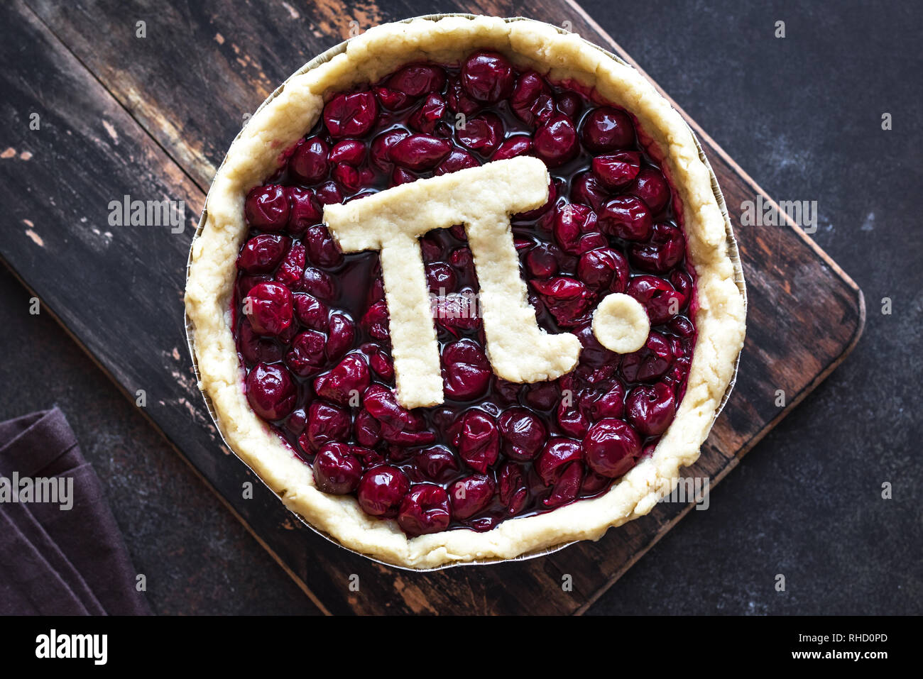 Pi-Tag Cherry Pie - Hausgemachter Kirschkuchen mit Pi-Zeichen für 14. März Urlaub, ganz nah. Stockfoto