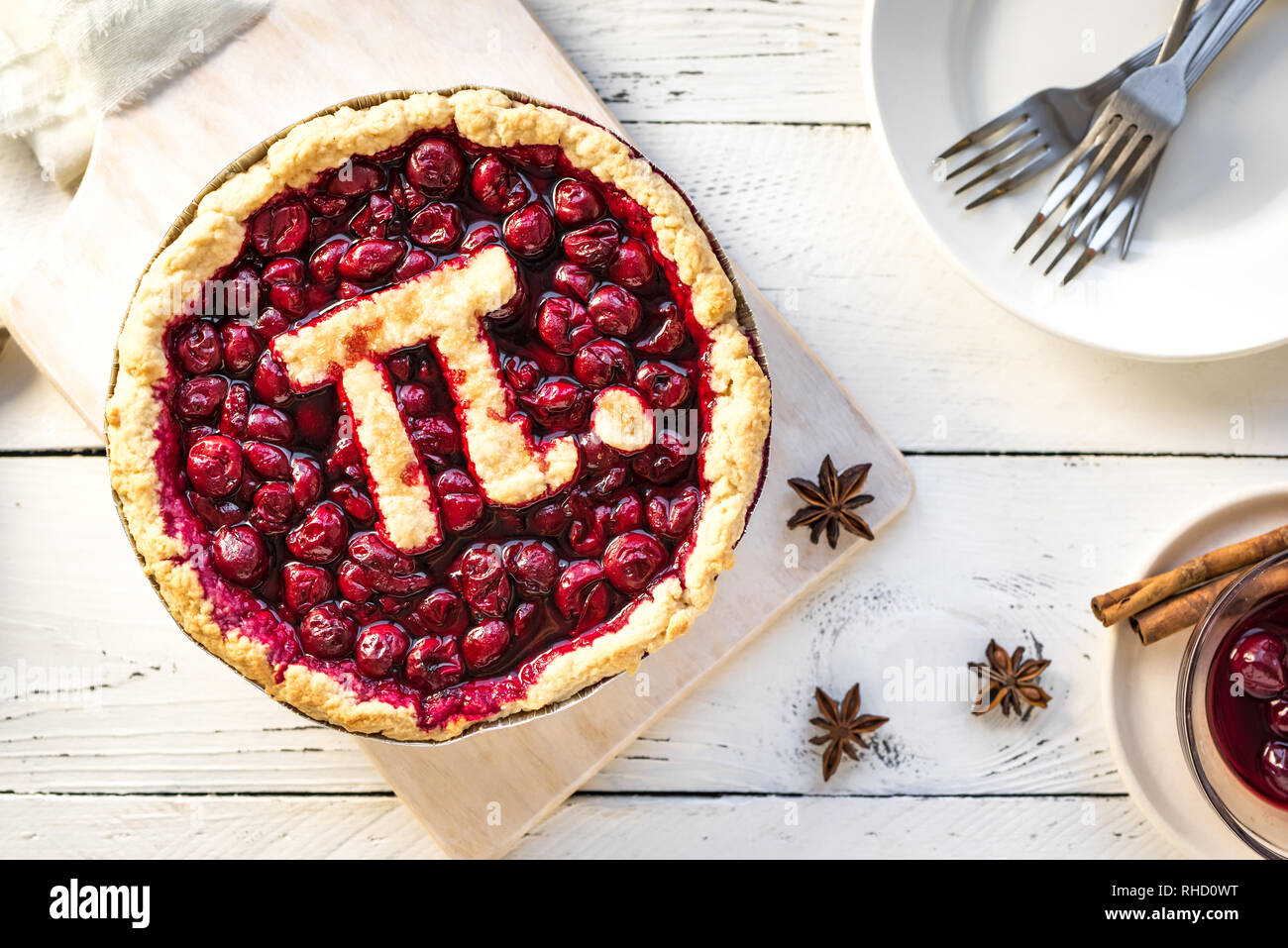 Pi-Tag Cherry Pie - Hausgemachter Kirschkuchen mit Pi-Zeichen für 14. März Urlaub. Stockfoto