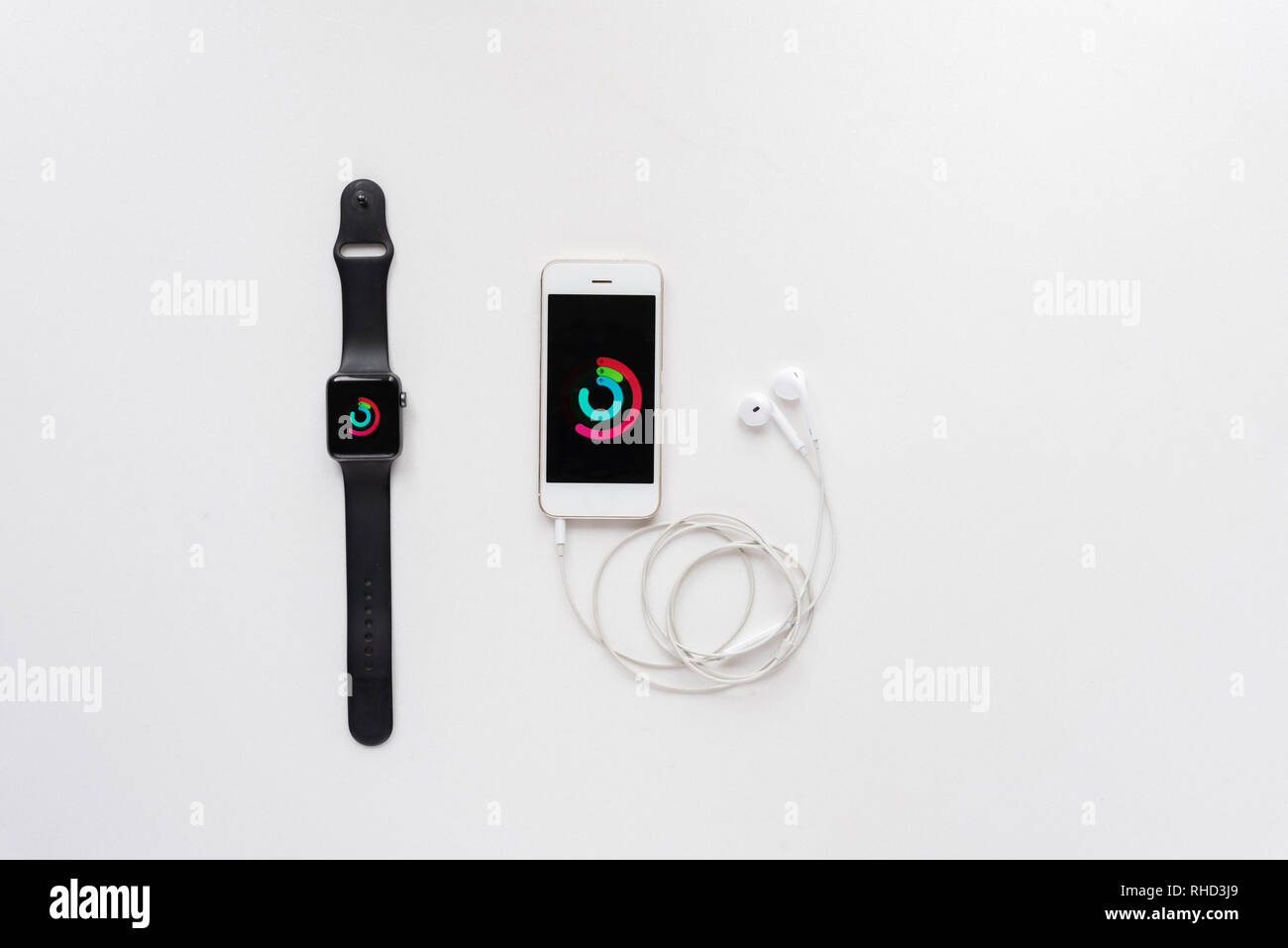 Alexandroupolis, Griechenland - Januar 27, 2019: Telefon 7 Plus neben Apple auf weißem Hintergrund Stockfoto