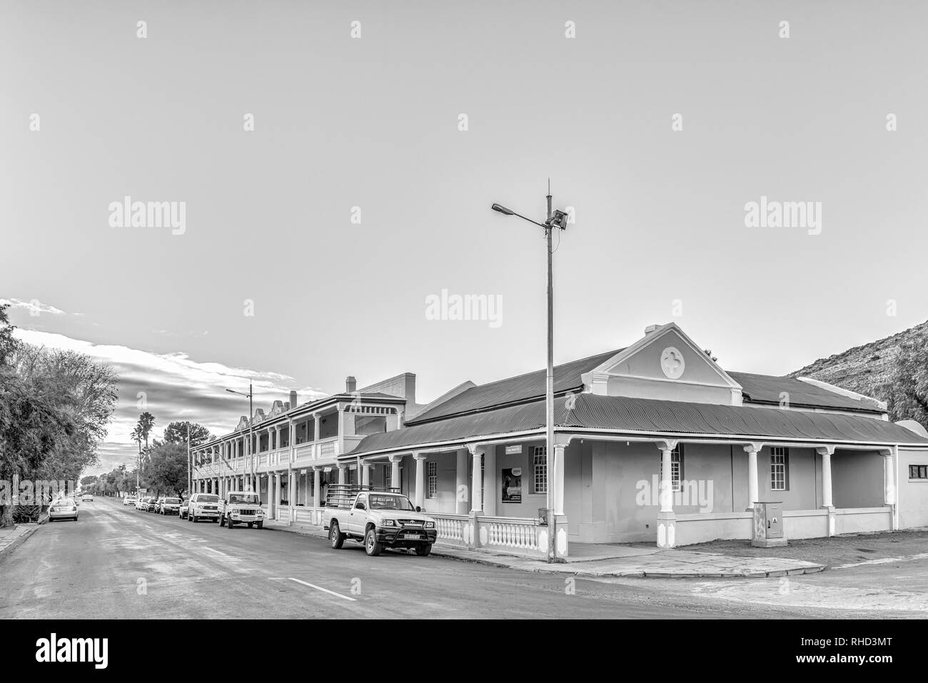VICTORIA WEST, SÜDAFRIKA, August 7, 2018: ein monochromes Street Scene, mit historischen Gebäuden und Fahrzeugen, in Victoria West im nördlichen Kap Pr Stockfoto