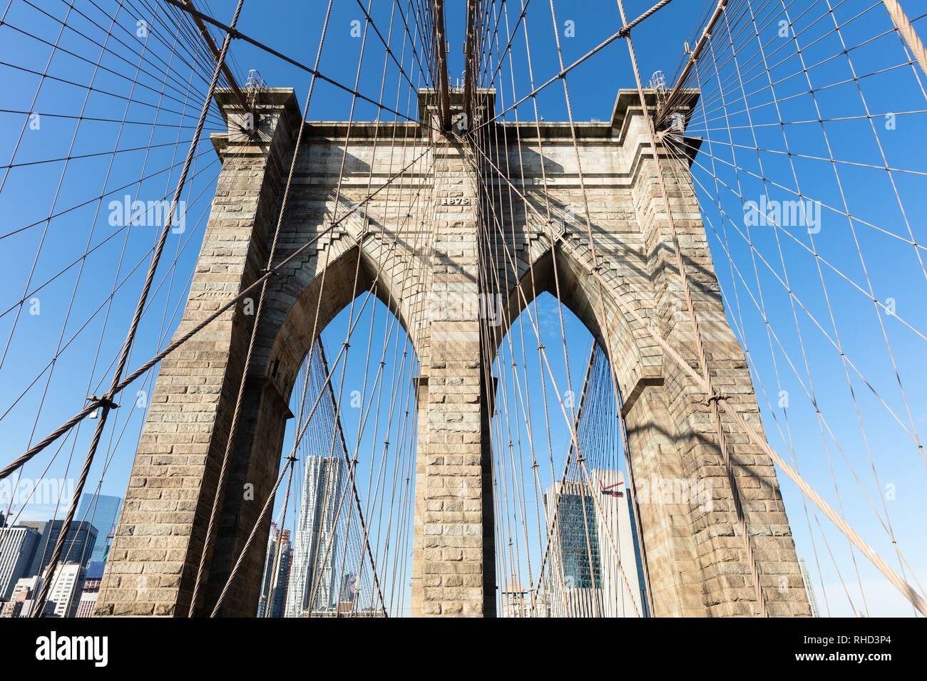Low Angle View der Brooklyn Bridge In New York City gegen den blauen Himmel Stockfoto