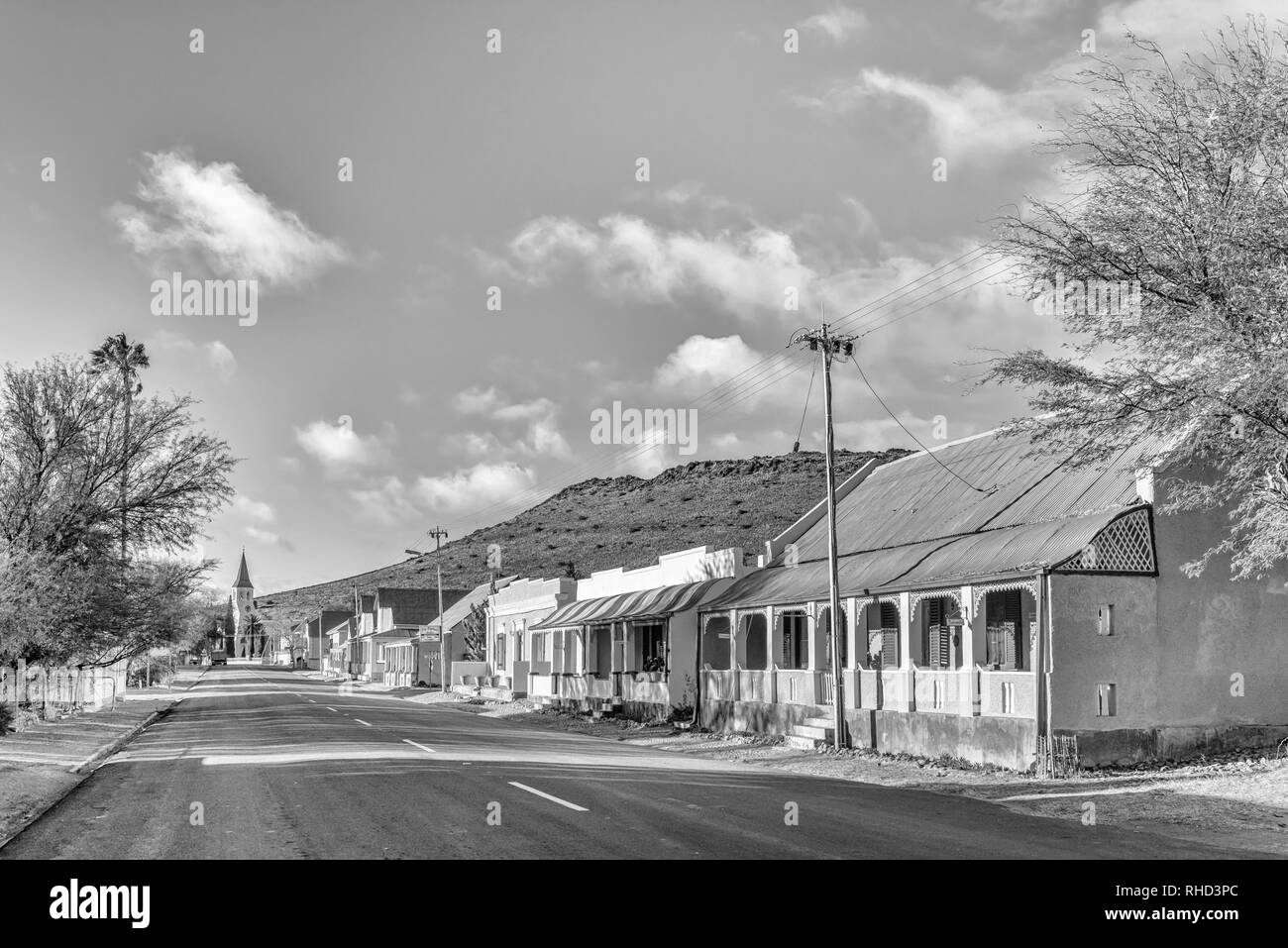 VICTORIA WEST, SÜDAFRIKA, August 7, 2018: ein monochromes Street Scene, mit historischen Häusern und der Niederländischen Reformierten Kirche, in Victoria West in der No Stockfoto