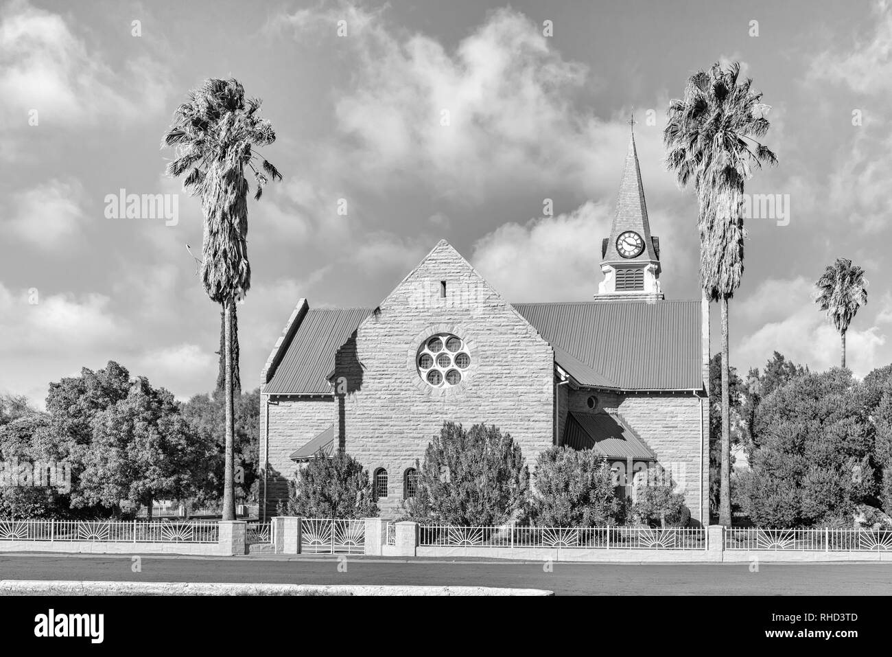 LOXTON, SÜDAFRIKA, August 7, 2018: ein monochromes Street Scene, mit der Niederländischen Reformierten Kirche, in Loxton in der Northern Cape Provinz Stockfoto