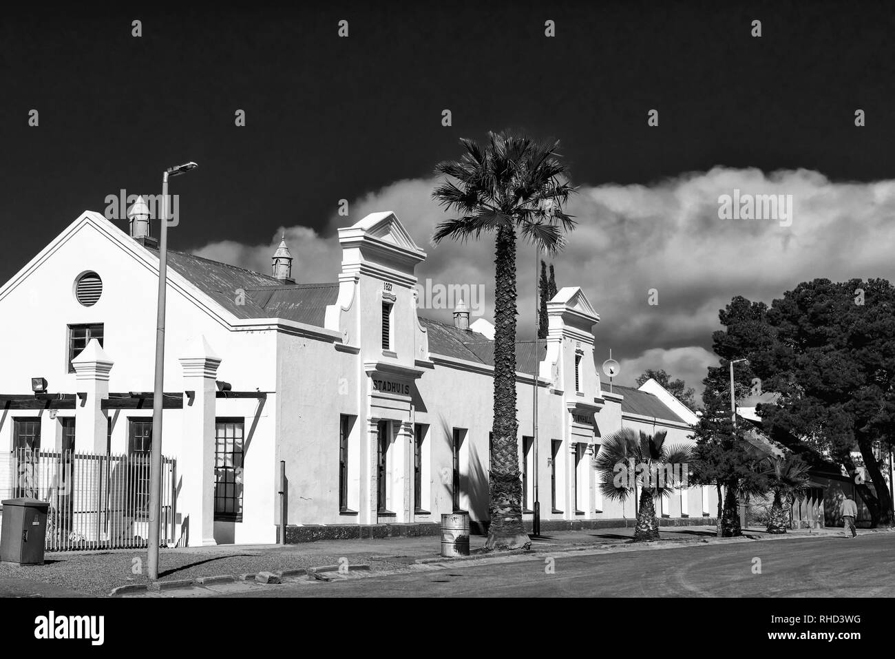 FRASERBURG, SÜDAFRIKA, August 7, 2018: Rathaus und Ämter der Hoogland Munisipality in Fraserburg in der Northern Cape Provinz. Schwarzweiß Stockfoto