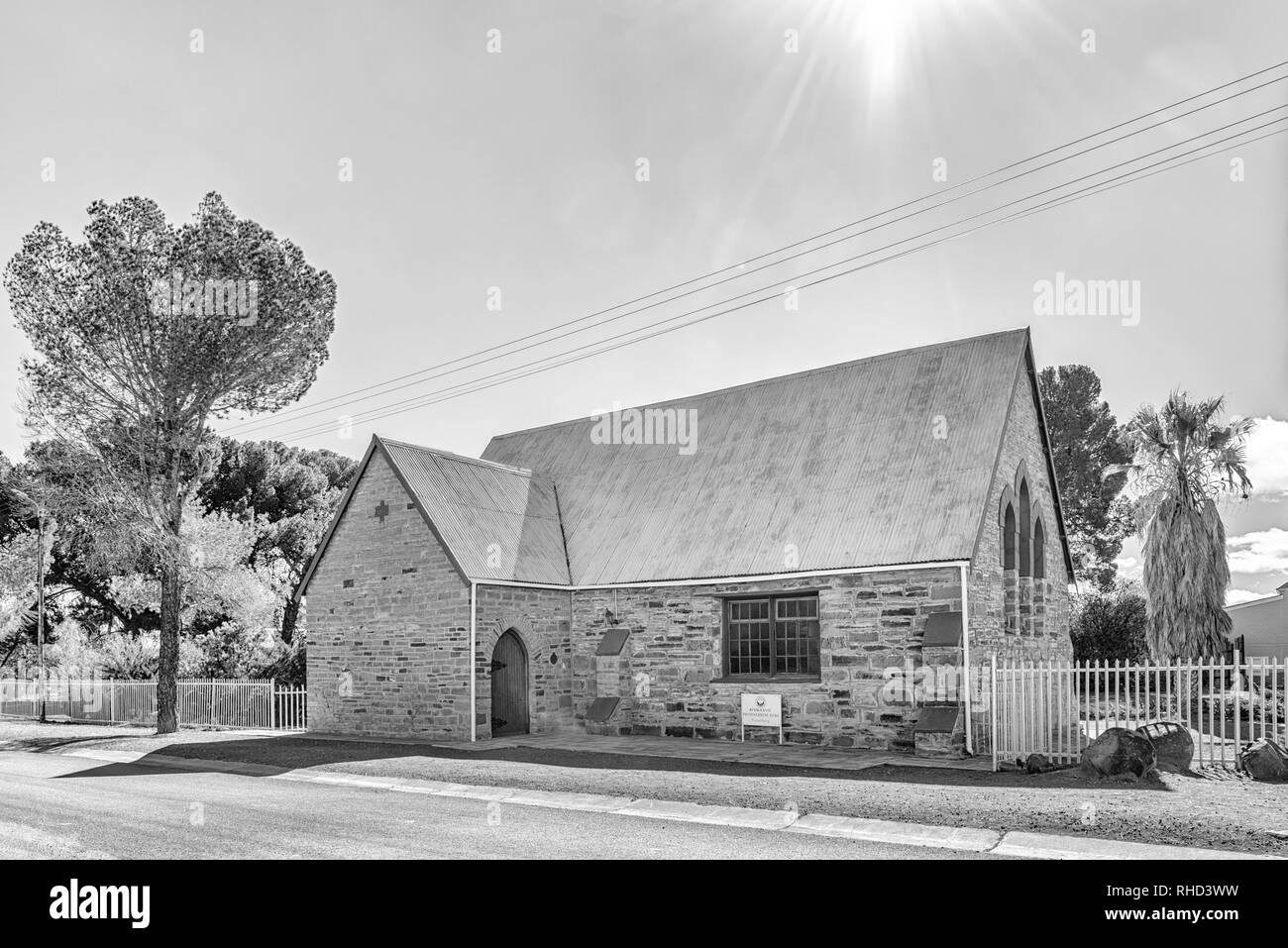 FRASERBURG, SÜDAFRIKA, August 7, 2018: ein monochromes Street Scene, mit dem Afrikaans evangelische Kirche, in Fraserburg in der Northern Cape. Bäume Stockfoto