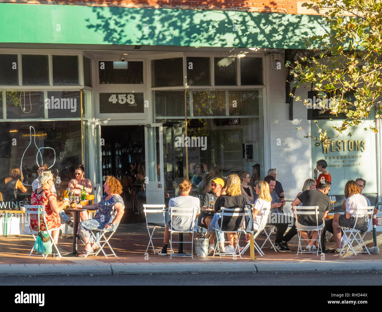 Die Menschen sitzen draußen auf dem Bürgersteig al fresco außerhalb Weine während Weinbar auf William Street Northbridge Perth WA Australien. Stockfoto
