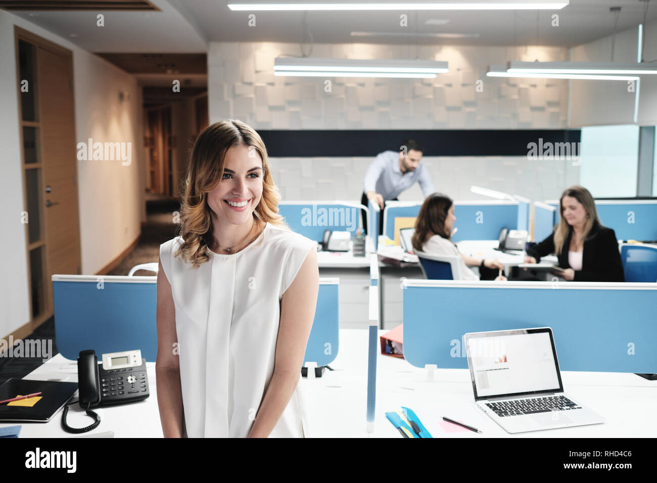 Portrait von Blond Business Woman Manager im Coworking Büroflächen Stockfoto