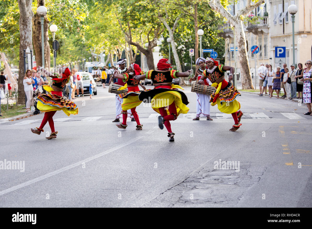 Gorizia, Italien - 27. August 2017: Derwisch Tänzer von Sri Lanka traditionelle Dance Company in der Stadt Straße während der internationalen Folklore Festival Stockfoto