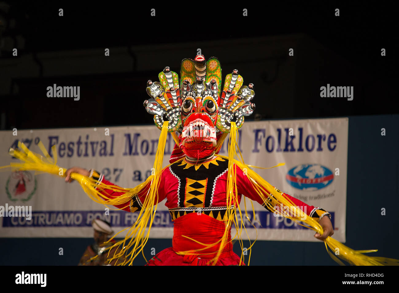 Gorizia, Italien - 26 August, 2017: Die TÄNZERIN von Sri Lanka traditionelle Dance Company in der Stadt Straße während der internationalen Folklore Festival Stockfoto