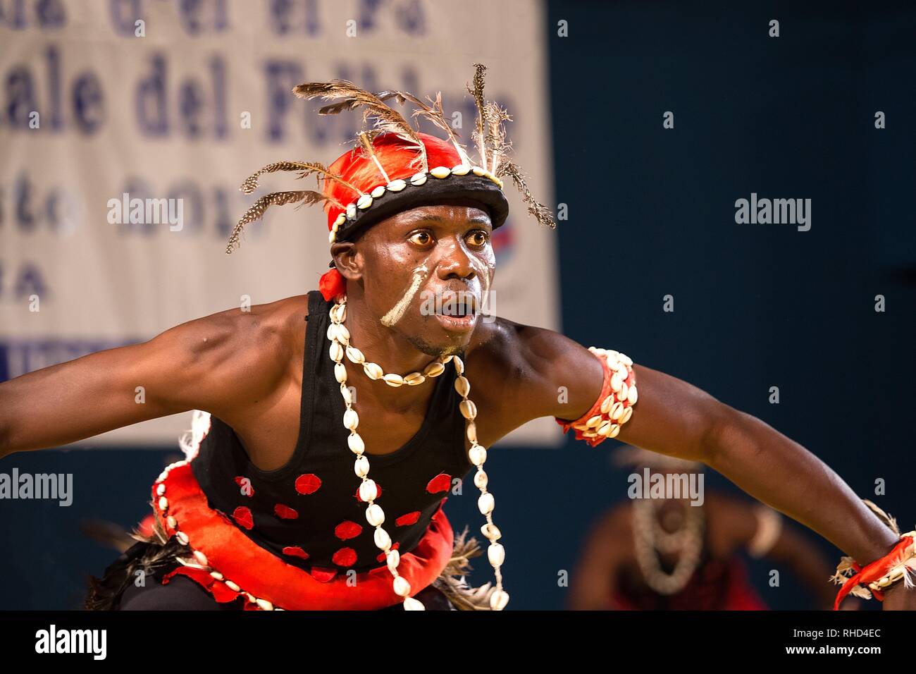 Gorizia, Italien - 26 August, 2017: Die TÄNZERIN von Benin traditionelle Dance Company in der Stadt Straße während der internationalen Folklore Festival Stockfoto