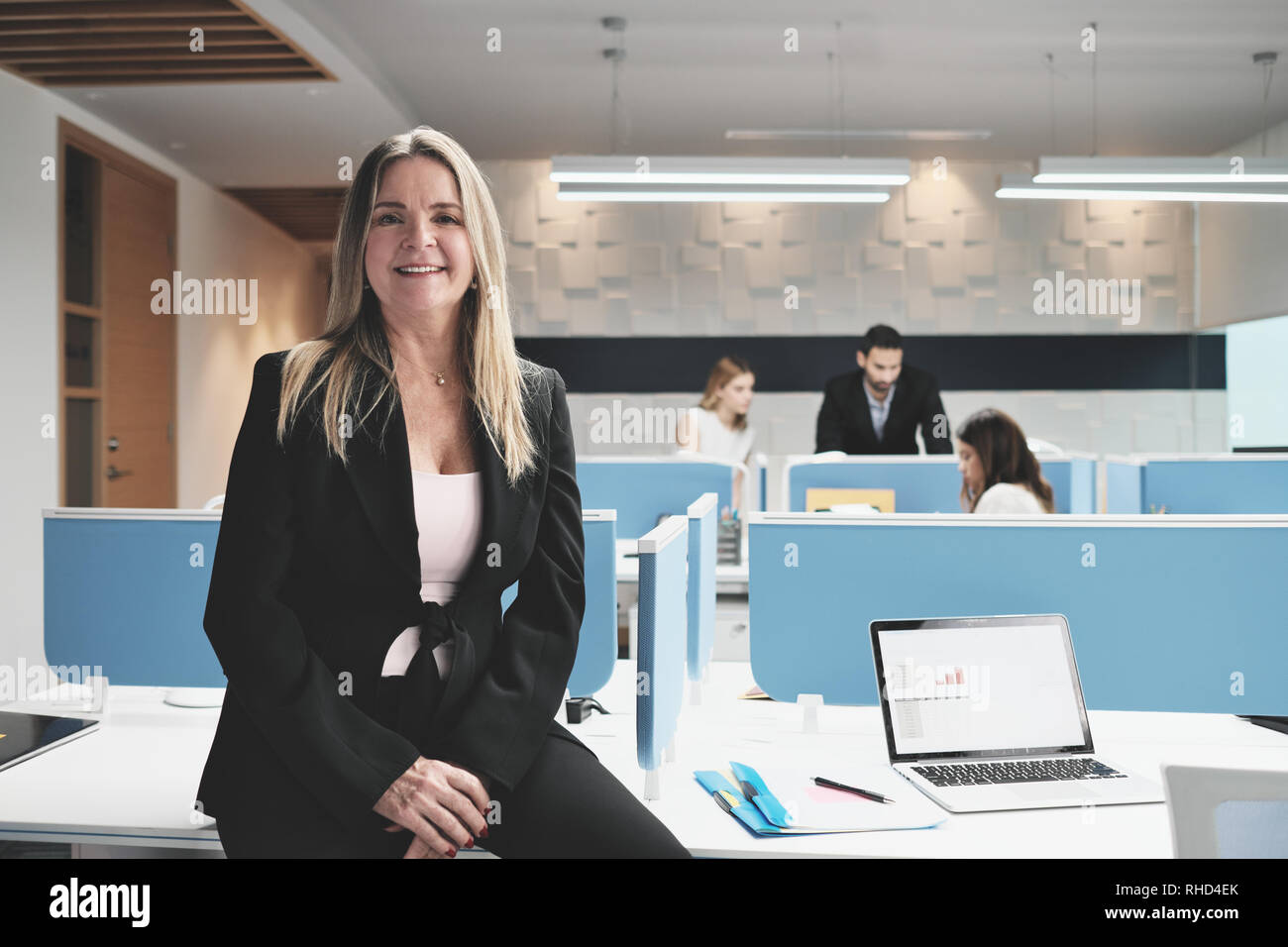 Portrait von Ausgereiften Business Frau als Manager im Coworking Büroflächen Stockfoto