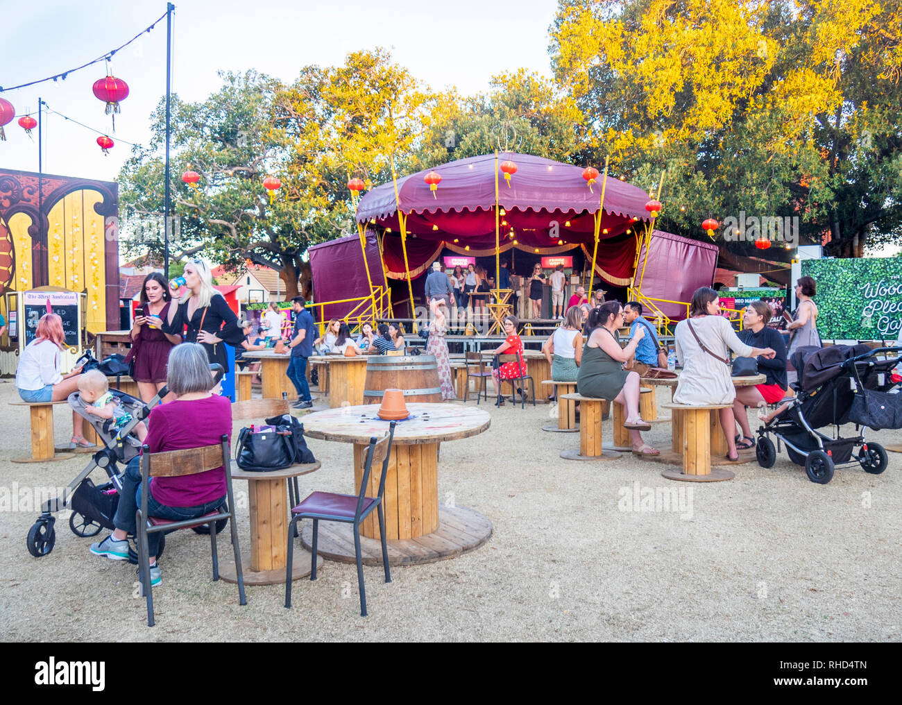 Leute in einer Bar unter freiem Himmel am Rande Welt Festival Russell Square Northbridge Perth WA Australien sitzen. Stockfoto