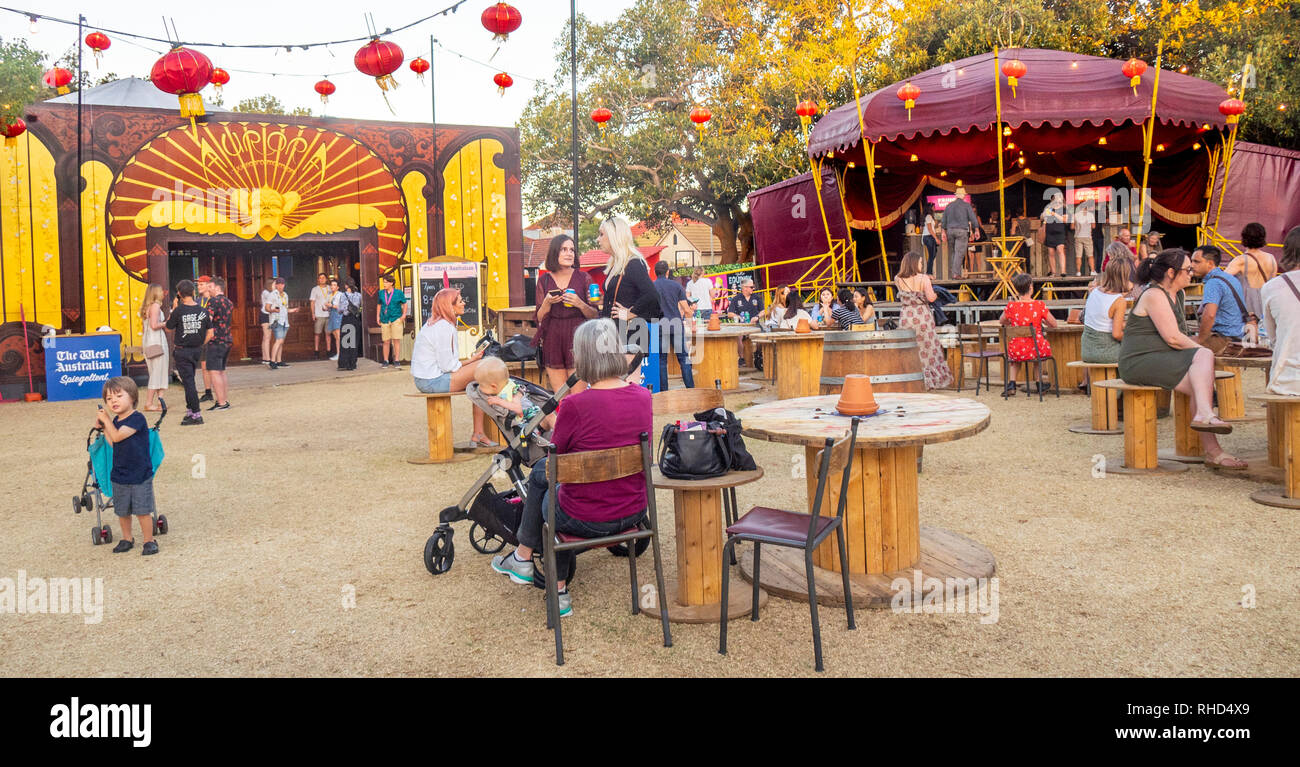 Leute in einer Bar unter freiem Himmel und Aurora Spiegeltent pop up Theater am Rande der Welt Festival Russell Square Northbridge Perth WA Australien sitzen. Stockfoto