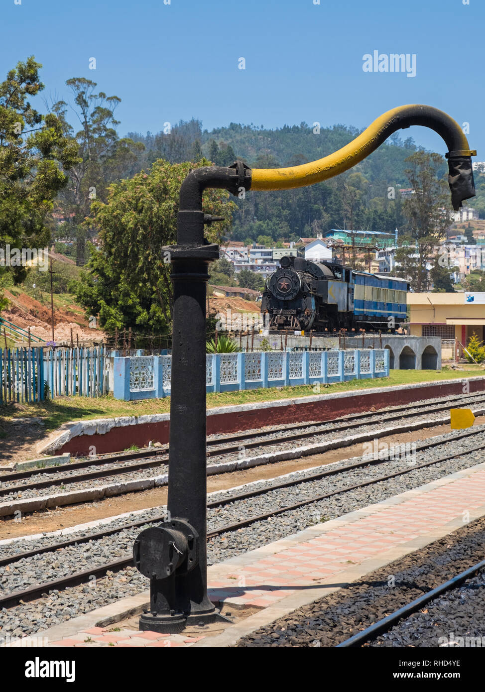 Veraltete Dampflok und Wasser pumpe am Bahnhof in Udagamandalam, auch als Ooty bekannt, von der UNESCO zum Weltkulturerbe Nilgiri Mountain Railway Stockfoto