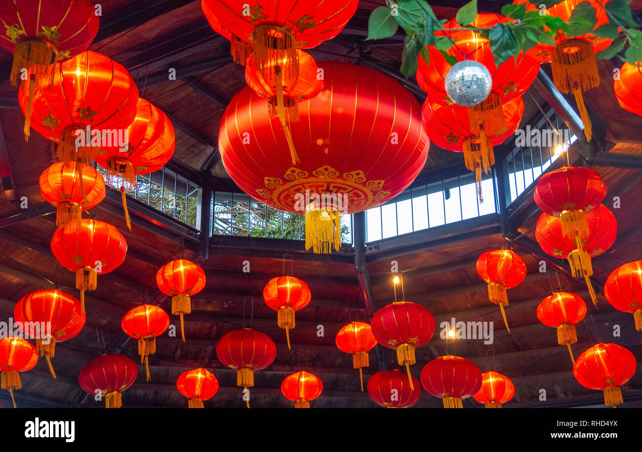 Chinesische Rote Laternen vom Dach der Welt ein musikpavillon in Fringe Festival Russell Square Northbridge Perth WA Australien hängen. Stockfoto