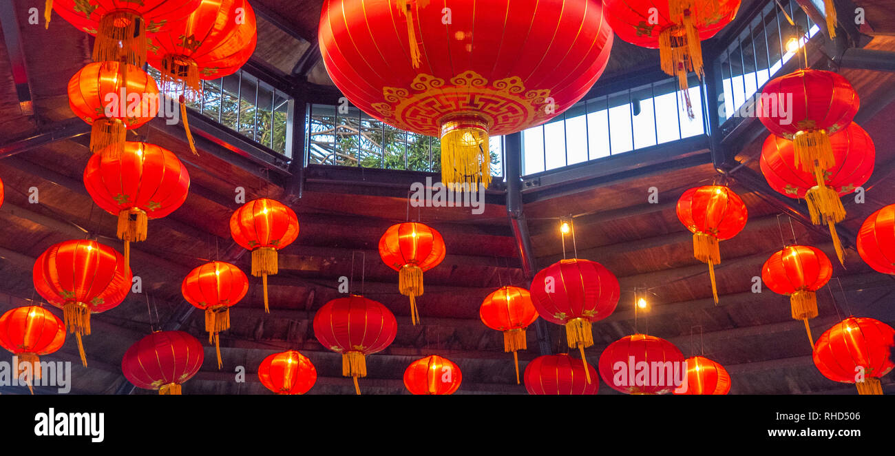 Chinesische Rote Laternen vom Dach der Welt ein musikpavillon in Fringe Festival Russell Square Northbridge Perth WA Australien hängen. Stockfoto