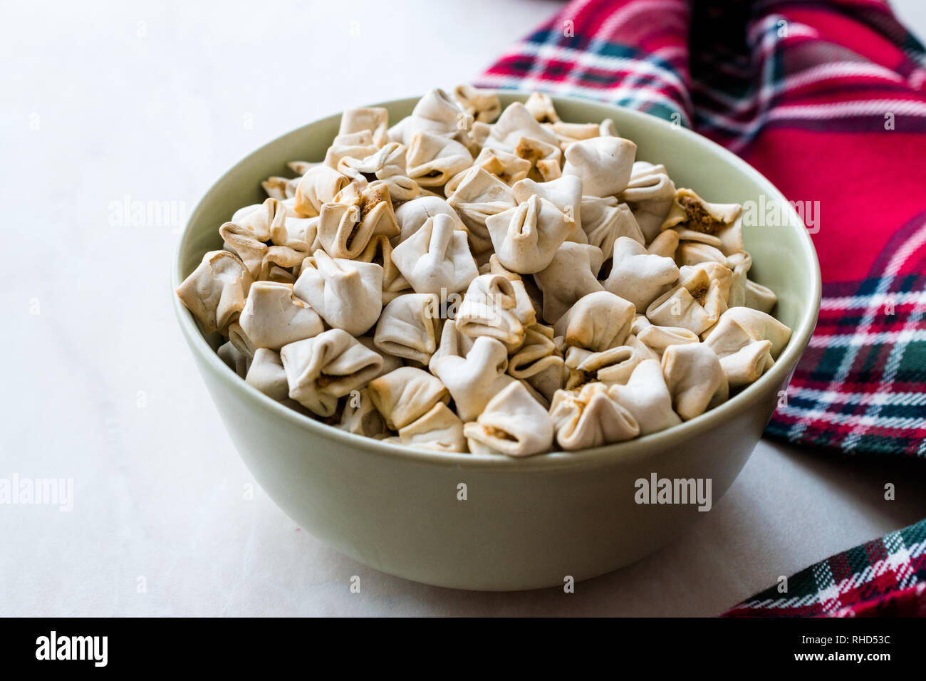 Hausgemachte knusprige Manlama Raw manti (Türkische Ravioli) in der Schüssel. Traditionelle Instant Essen. Stockfoto
