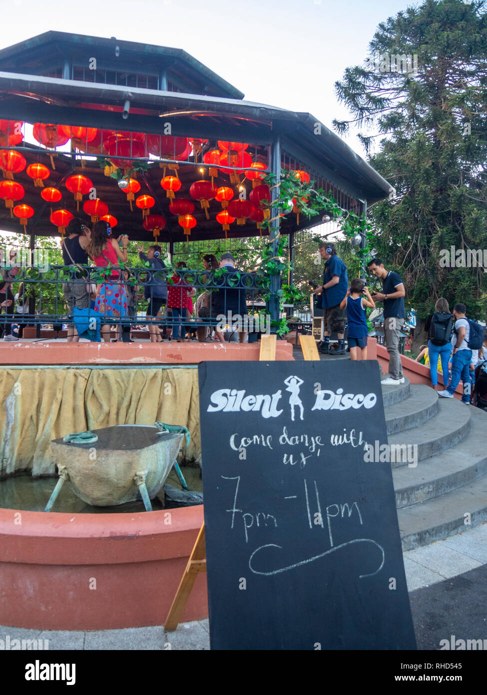 Kinder tanzen in einem Silent Disco, während ihre Eltern sehen in der Fringe Festival der Welt Russell Square Musikpavillon Northbridge Perth WA Australien. Stockfoto