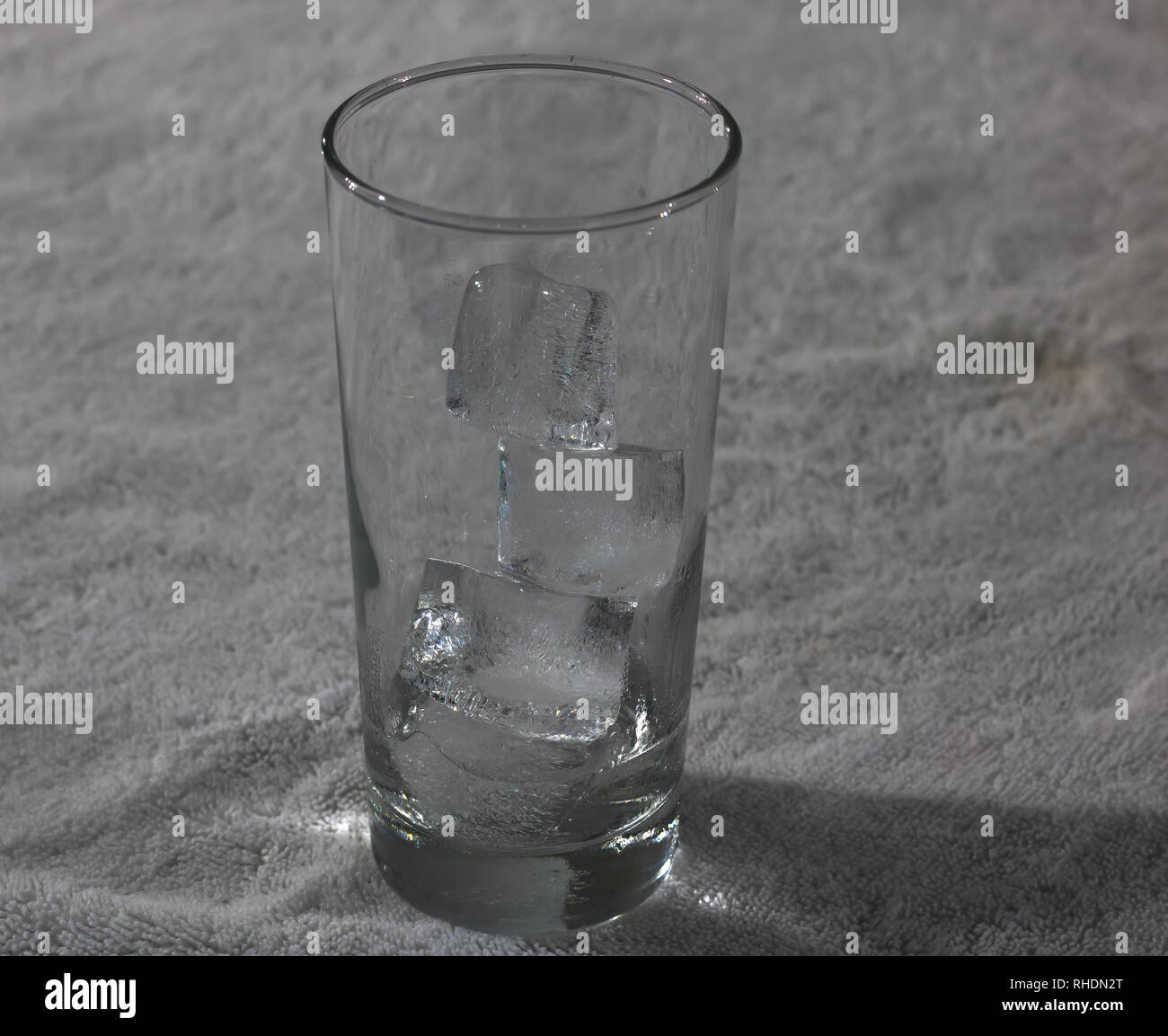 Konzept: Eiswürfel schmelzen in einfachen weißen Handtuch Stockfoto